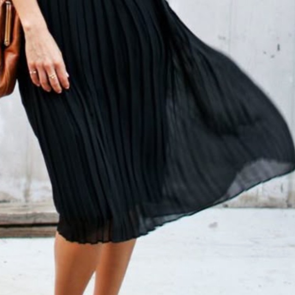 Banana Republic Pleated Midi Dress - Picture 7 of 8